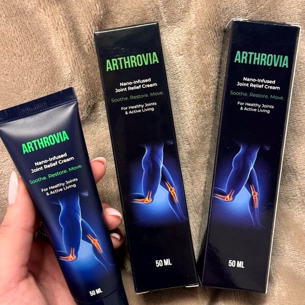 Sötétkék Arthrovia tubus és két doboza kézben tartva