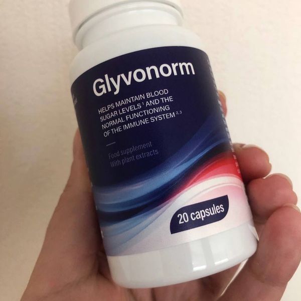 Fehér Glyvonorm flakon sötétkék címkével, 20 kapszula, kézben