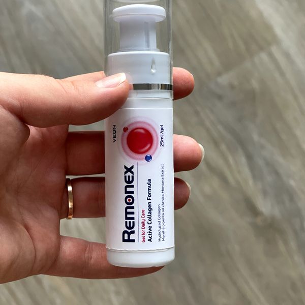 Remonex gél 25 ml-es pumpás flakonja kézben tartva