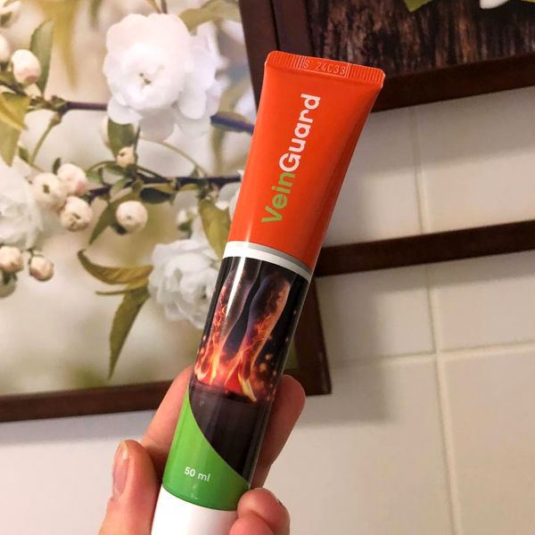 Piros-zöld VeinGuard krém 50 ml-es tubusa kézben tartva