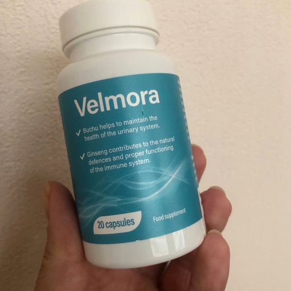 Türkiz címkés Velmora flakon 20 kapszulával, kézben